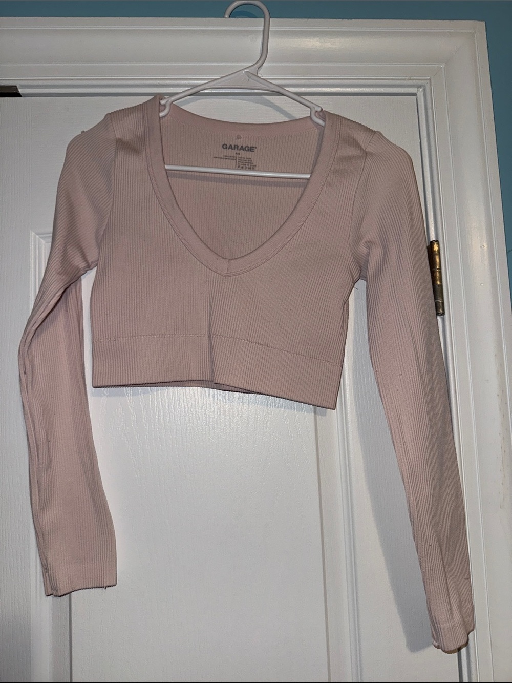 Garage Ribbed V‑Neck Long Sleeve Crop Top in Pale Pink